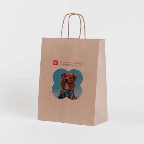 Bolsas de papel kraft personalizadas en diferentes diseños, disponibles desde 100 unidades.